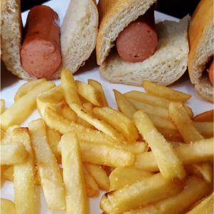Patatas con 2 corn dogs